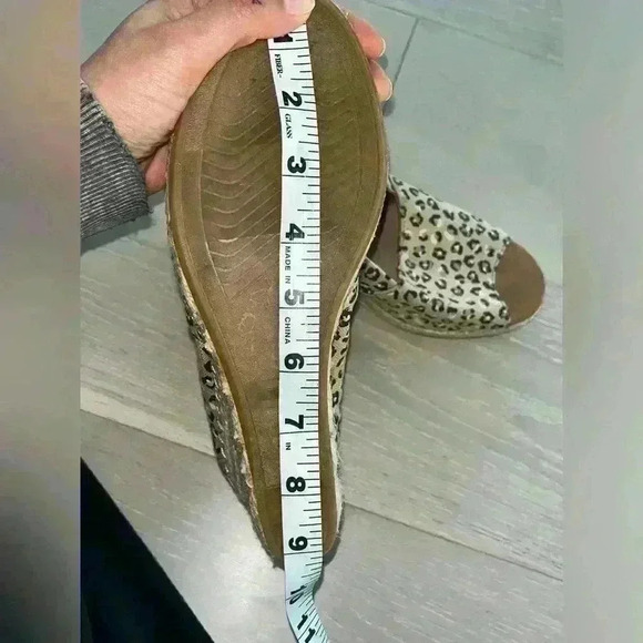 Toms Michelle Neutral Cheetah Peep Toe Wedges sz 9.5 W - Picture 8 of 10
